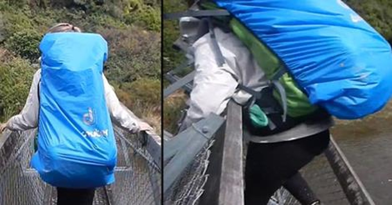 Un pont suspendu se renverse alors qu'ils passent dessus