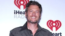 El recientemente divorciado Blake Shelton no esta contemplando sus heridas y tampoco mirando hacia atrás