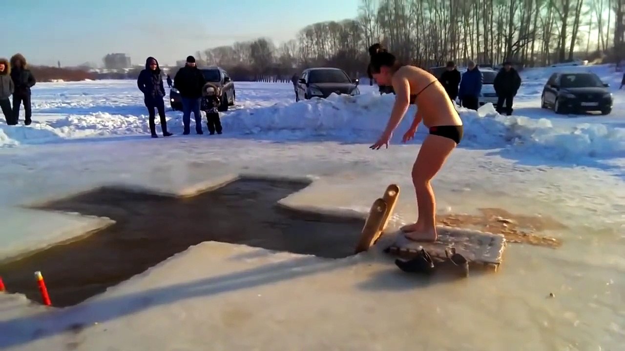 Девушка впервые решила окунуться в проруби