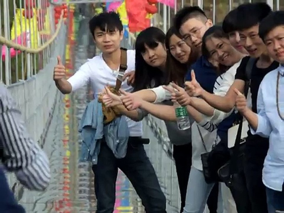 En Chine, vertige et émotions fortes sur un pont suspendu en verre