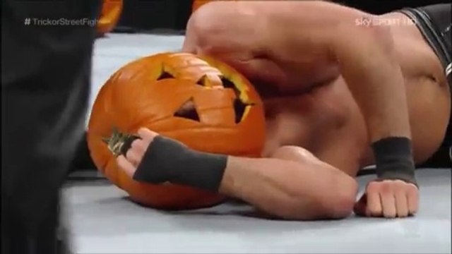 (ITA) Dean Ambrose contro Cesaro [Halloween Trick or Street Fight Match] (WWE SMACKDOWN 31/10/2014)