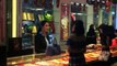 Une cliente furieuse jette des liasses de billets sur une vendeuse en Chine
