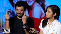 Shaandaar director Vikas Bahl Shows Middle Finger Why Watch Here