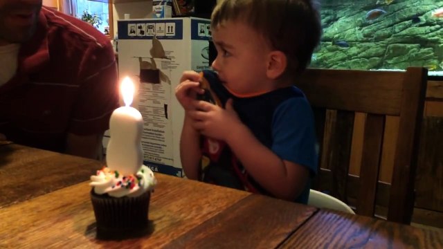 Мальчик не смог задуть свечку. Отец нашел выход!