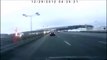 Une dashcam filme un avion qui s'écrase sur une voiture!