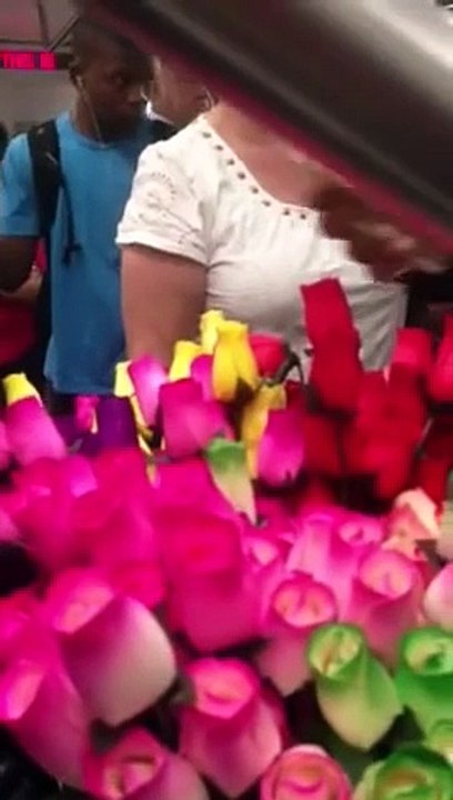 Ce vendeur de fleur reçoit 140$ pour distribuer toutes ses fleurs gratuitement dans le métro
