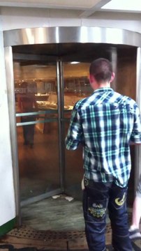 Guy gets fingers caught in revolving door... OUCH
