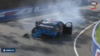 Download Video: Crash impressionnant pendant la course de Supercars Bathurst 1000