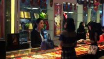 Une riche Chinoise balance des billets à la face d'une vendeuse