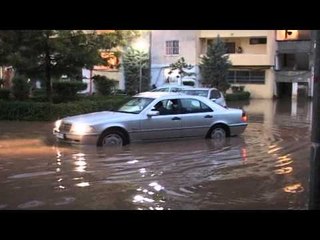 Lezhë, shiu përmbyt rrugët e qytetit  banorët vështirësi në qarkullim