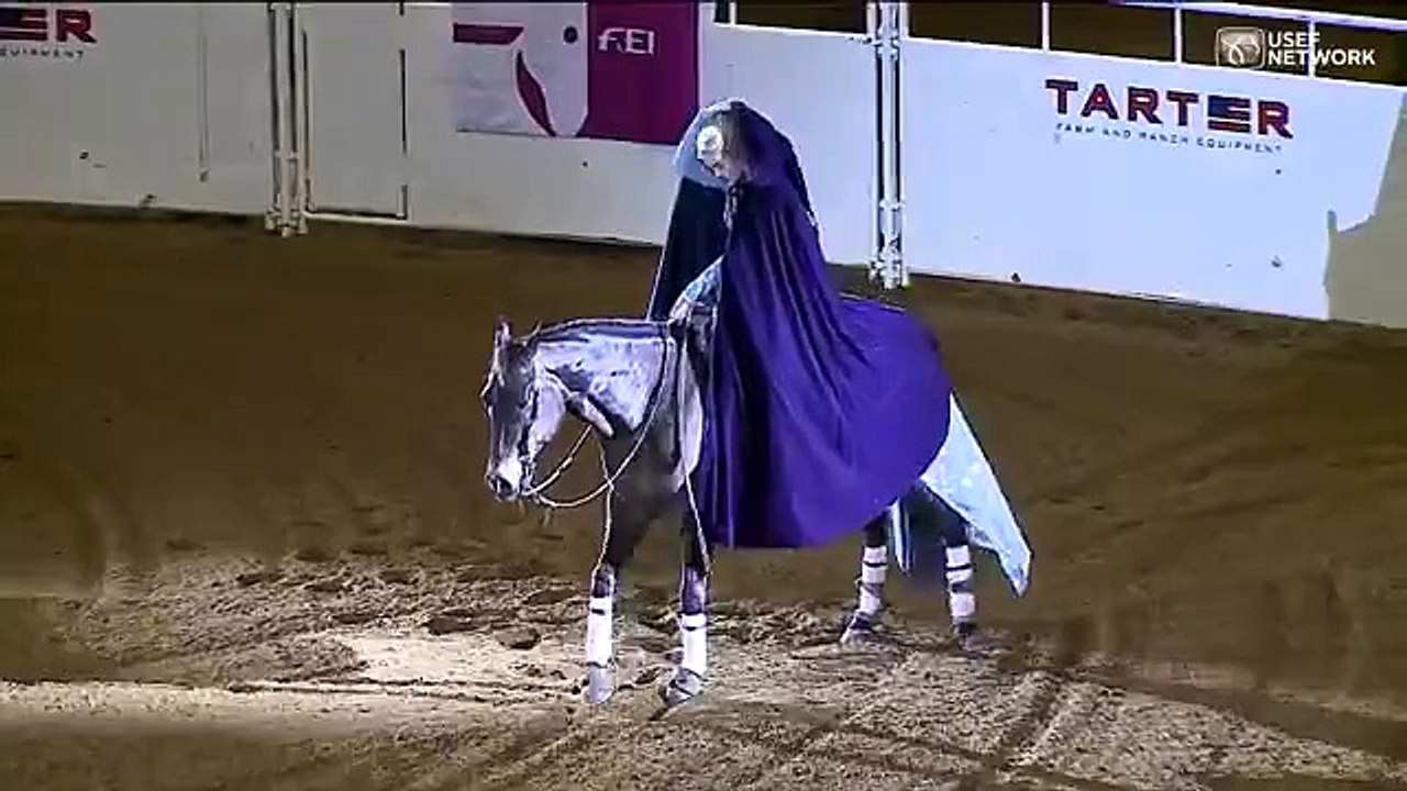 Elle s’approche avec son cheval des spectateurs, lorsqu’elle enlève sa cape les gens sont sans voix