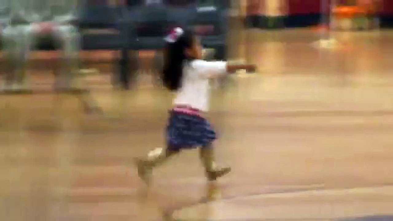 9 mois, c'était trop long pour elle, donc elle n'attendra pas la fin de la cérémonie pour son câlin