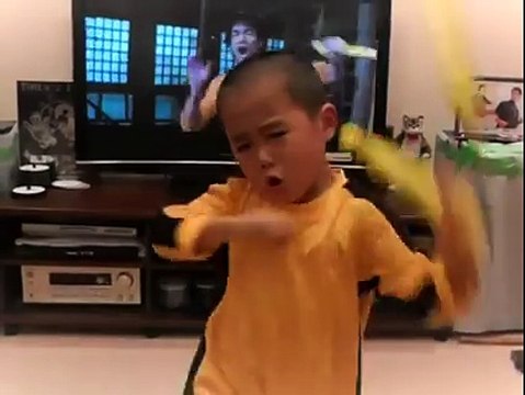 Litte boy Imitation Lixiaolong (Bruce Lee) lifelike