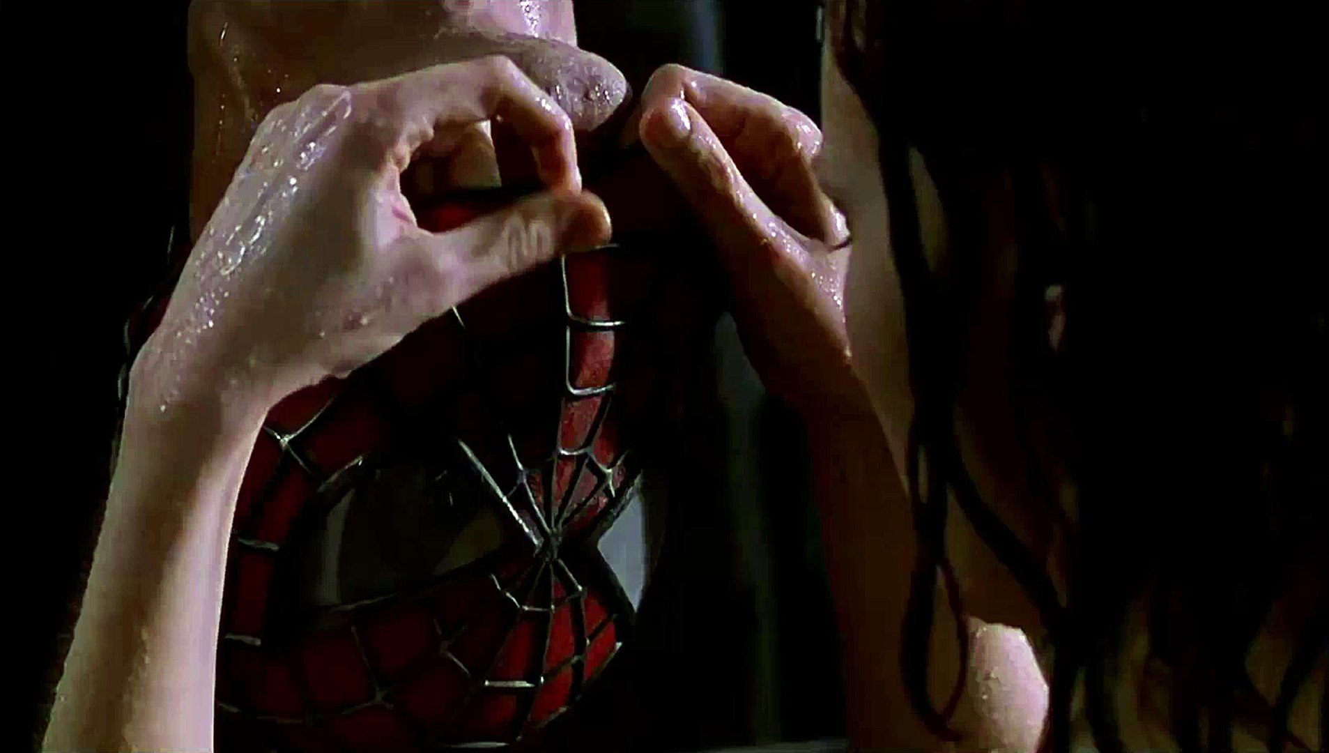 Sophie rain spiderman video 18. Поцелуй женщины-паука. Ним и вен поцелуй.