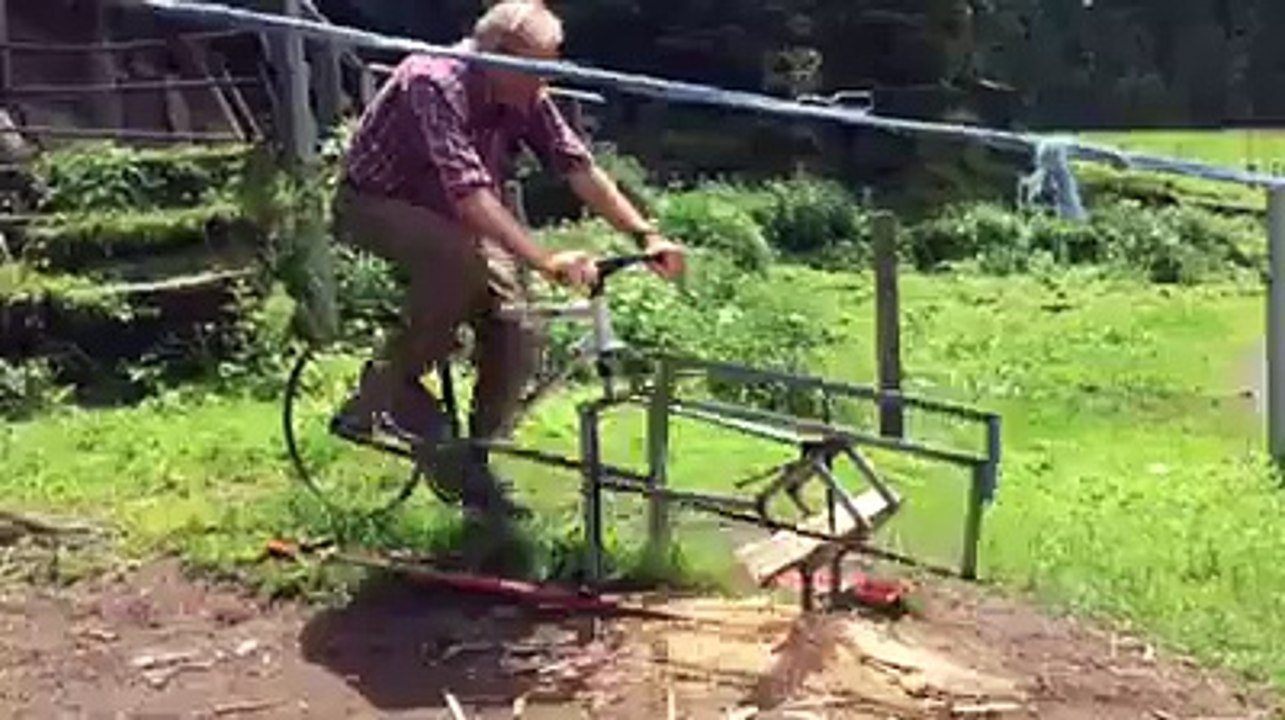 Il invente un vélo scie qui remplace une tronçonneuse !