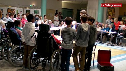 Quimper. Ty Glazik : enfants et anciens font le choeur