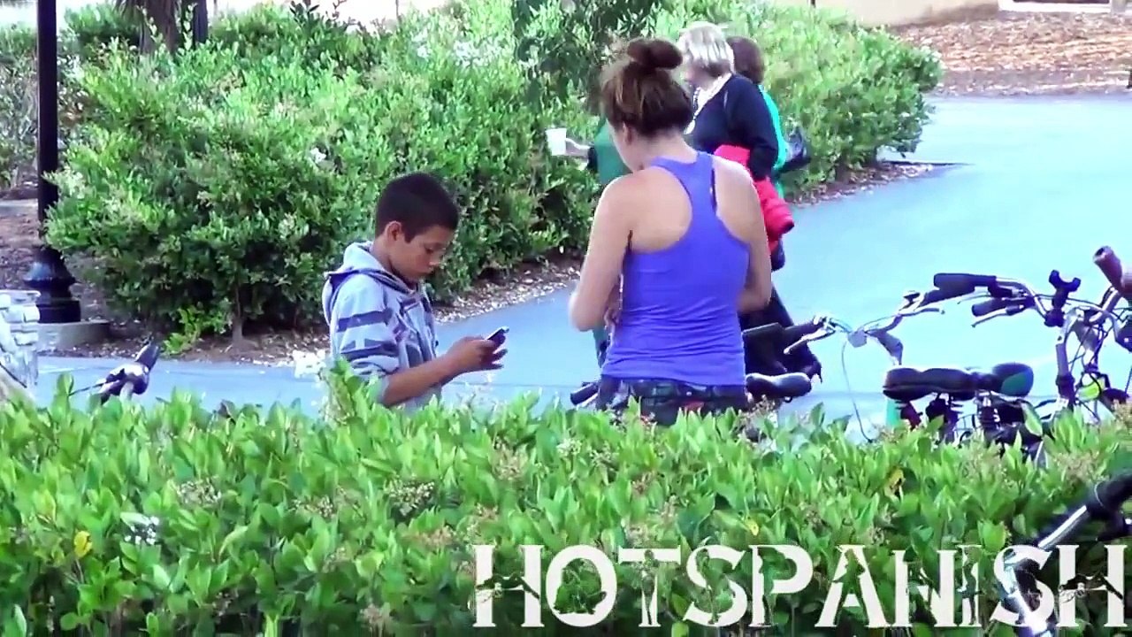 NIÑO LIGANDO Y BESANDO CHICAS SEXIS