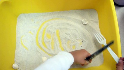 Explorer la matière: explorer le sable avec des objets 2