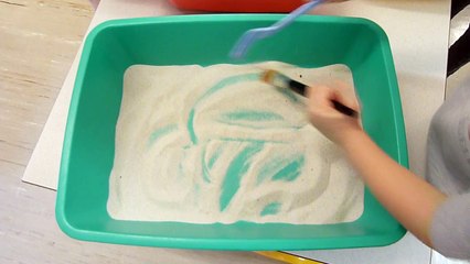 Explorer la matière: explorer le sable avec des objets 1