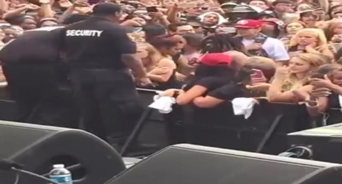 Un mec défie la sécurité lors d'un concert à Sacramento