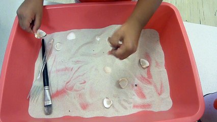 Explorer la matière: explorer le sable avec des objets 3