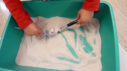 Explorer la matière: explorer le sable avec des objets 5