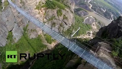 Mira el puente colgante de vidrio ubicado en China