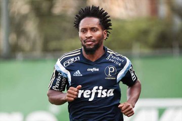 Marcelo entrega renovação de Zé Roberto durante entrevista coletiva