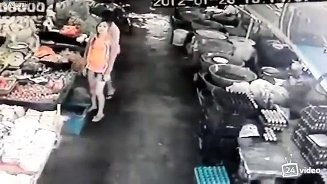 Девушка ответила парню, который облапал её!