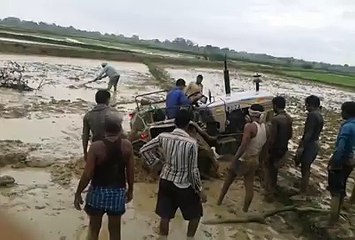 hahahah funny men try to get the tracter out of it