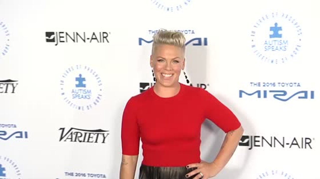 Pink und sexy karrueche tran beim autism speaks event