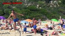 Besos Faciles (TOCANDO CUL0S) Kissing Prank chicas sexys en la playa