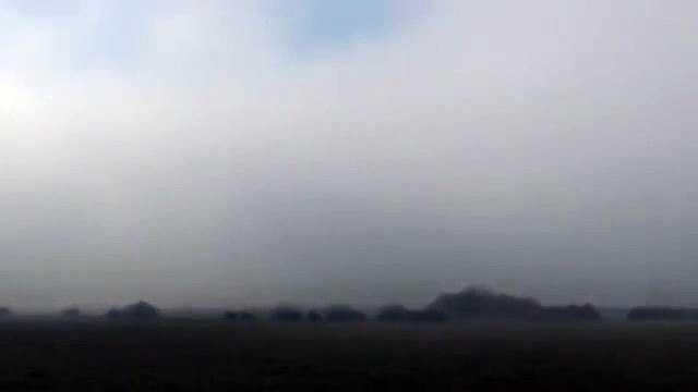 Огромный Боинг 747 появляется из облаков!!