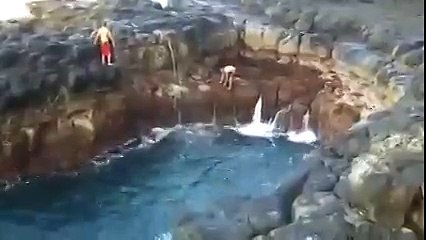 Опасный способ искупаться в море!