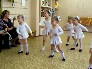 Дети танцуют ( песня крези фрог) бешеный лягушонок!