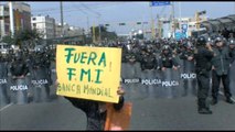Cientos de personas protagonizan en Lima marchas contra el FMI y el BM-