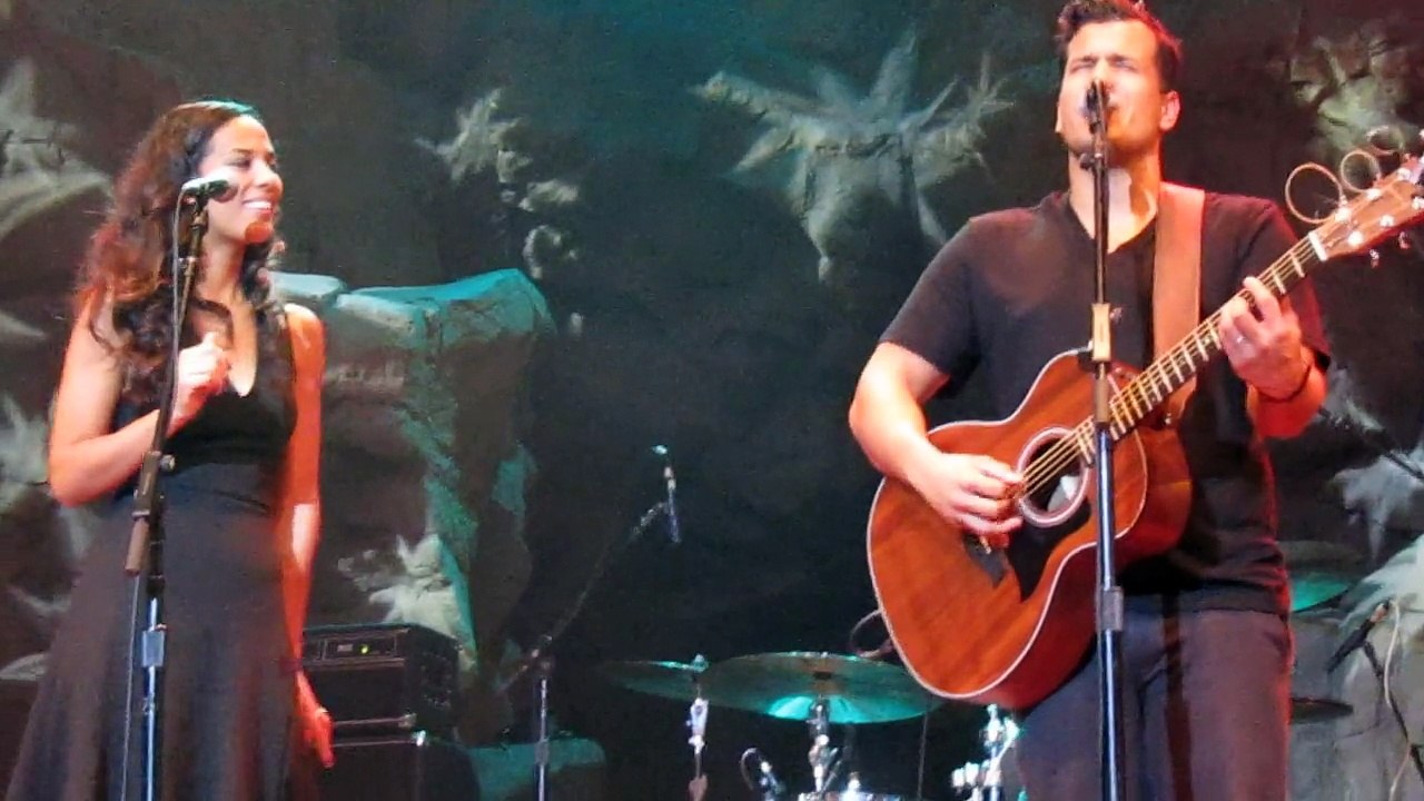 “Christmas Waltz” Johnnyswim @ Mohegan Sun 11 -17-2013 042