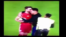 Gerard Piqué hizo un selfie con un aficionado que envadio la cancha tras la final ante Luxemburgo