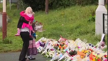 یہ پھولوں کے گل دستے کس کو پیش کیے جا رہے ہیں دیکھ کر بتائیں