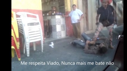 Mulher Feroz Briga com Rapaz