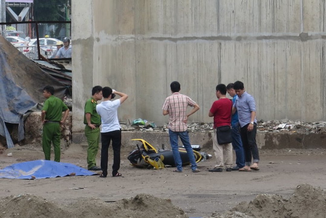 Lao lên cầu vượt đang thi công, rơi xuống đất tử vong