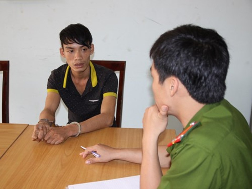 Hơn 100 cảnh sát trắng đêm vây bắt tên trộm ô tô trốn trong rừng