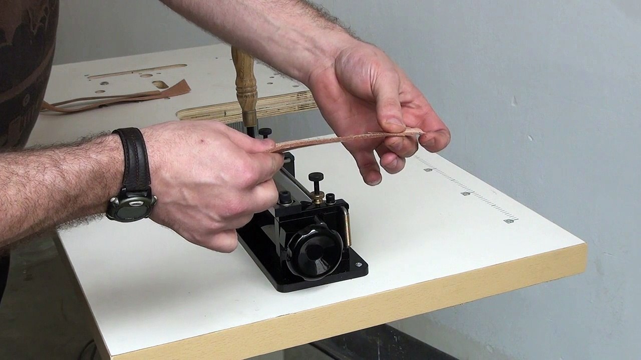 Machine à refendre le cuir (Outils de sellier bourrelier)