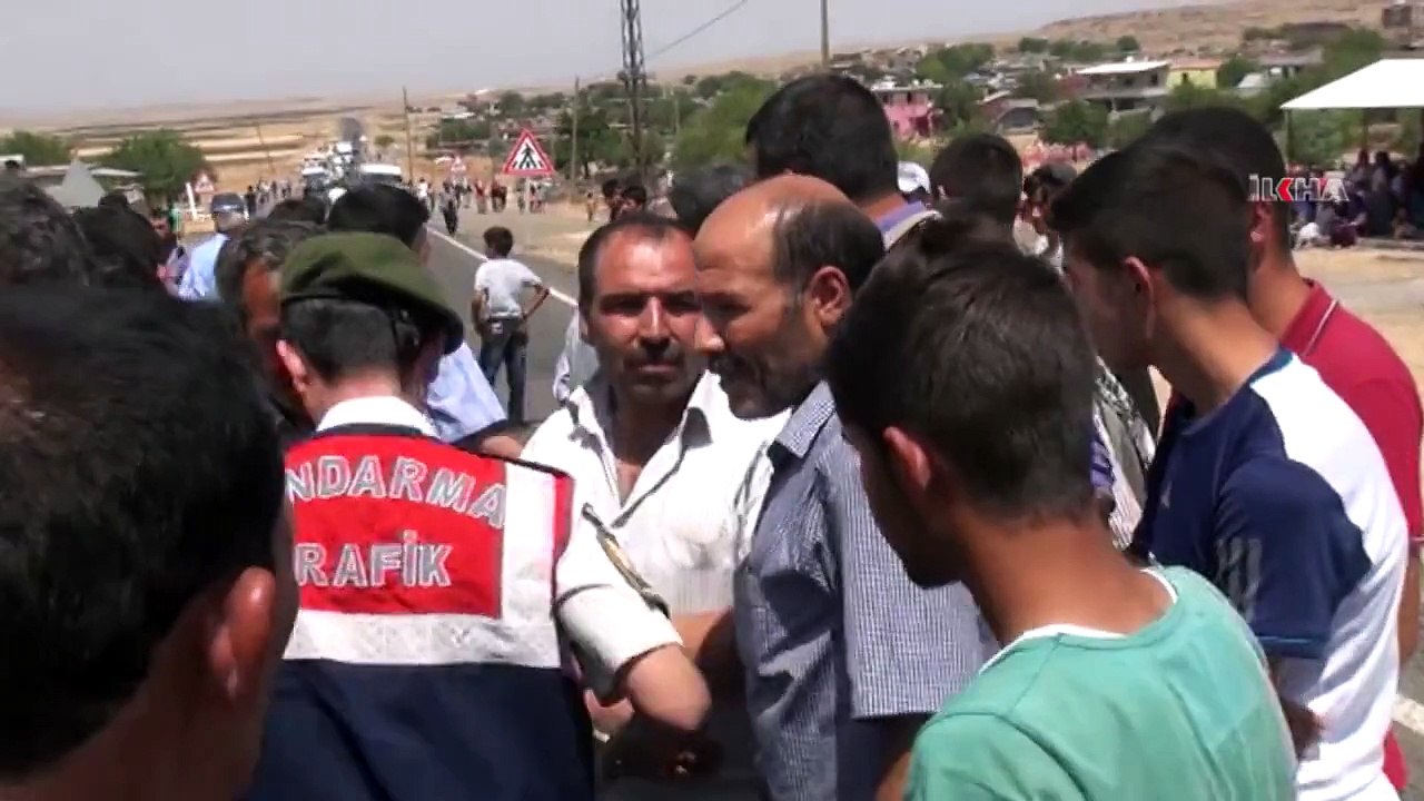 Siverek’te trafik kazası sonrası yol kapatma eylemi 07 08 2015 ŞANLIURFA