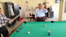 Salif Baba -Yenifakılıda Bilardo oynuyor