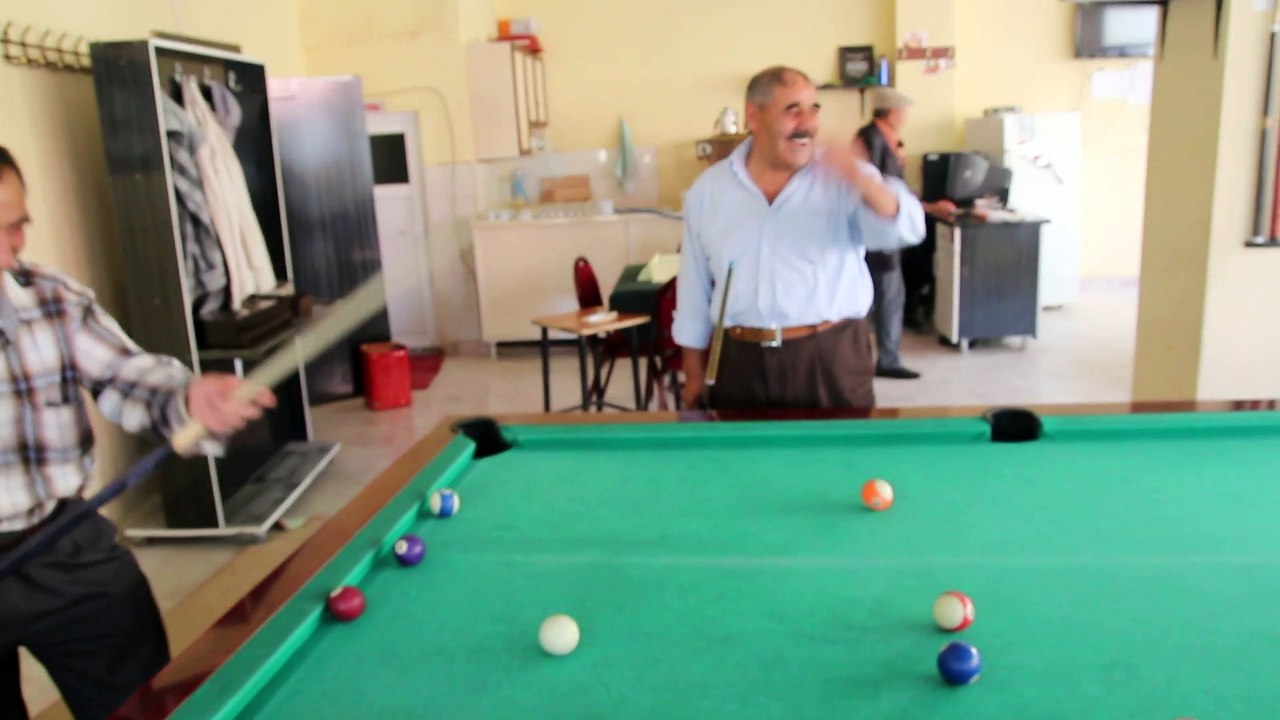 Salif Baba -Yenifakılıda Bilardo oynuyor