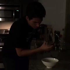 من تكعد بالليل ومتريد تطلع صوت هههههه