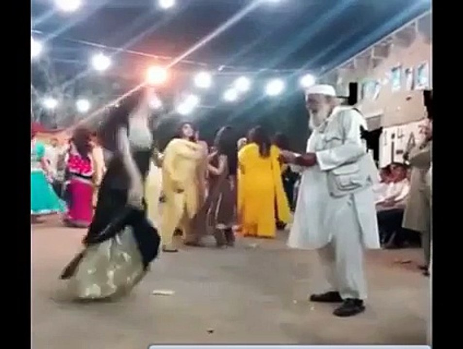 Pakistan Mein Bs Ab Yeh Dekhna Baaqi Reh Gaya Tha