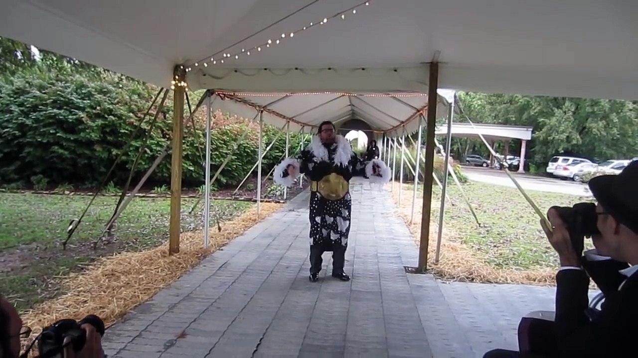 Entrée en mode Champion de Boxe pour ce futur marié!