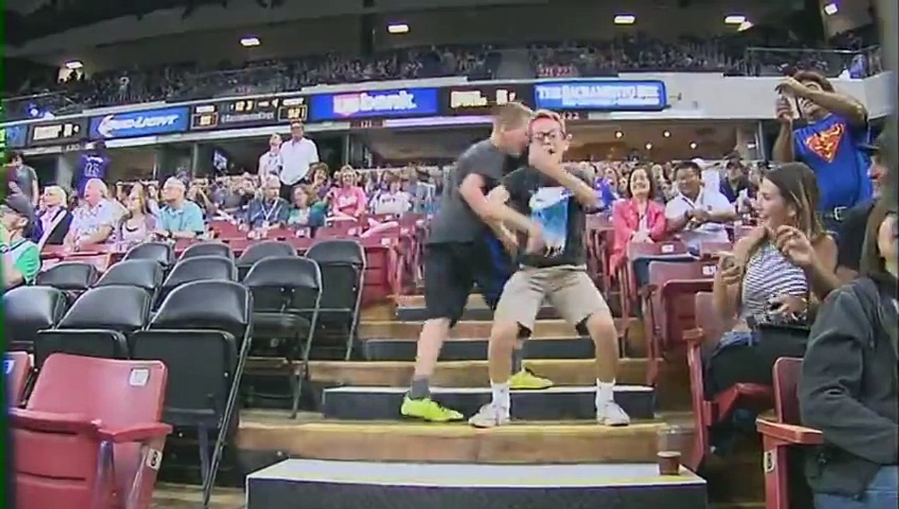 Hilarious Kid dances in Stands during Basketball game Vidéo Dailymotion